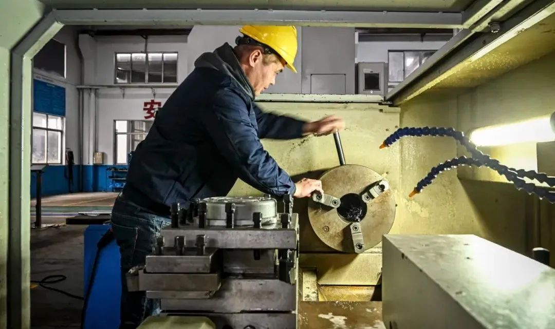 德卡控制閥儀表有限公司車間工人正在加緊生產